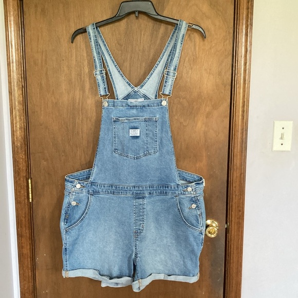 Offer $35 Levi’s denim jean short overall 20W - Picture 4 of 15